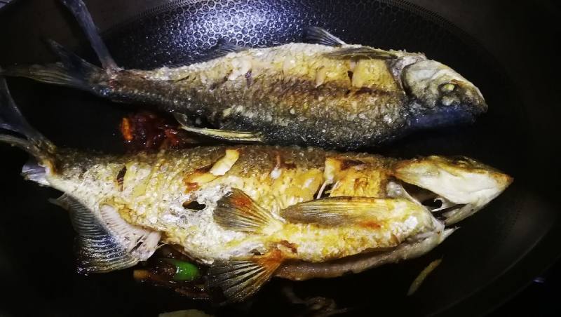 Steps for cooking Pan-fried Wuchang Fish