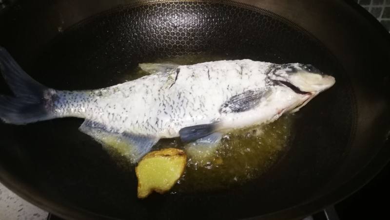 Steps for cooking Pan-fried Wuchang Fish