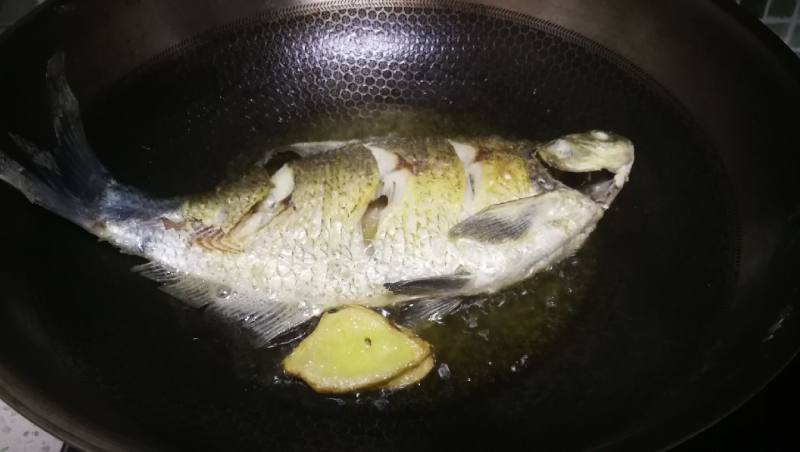 Steps for cooking Pan-fried Wuchang Fish