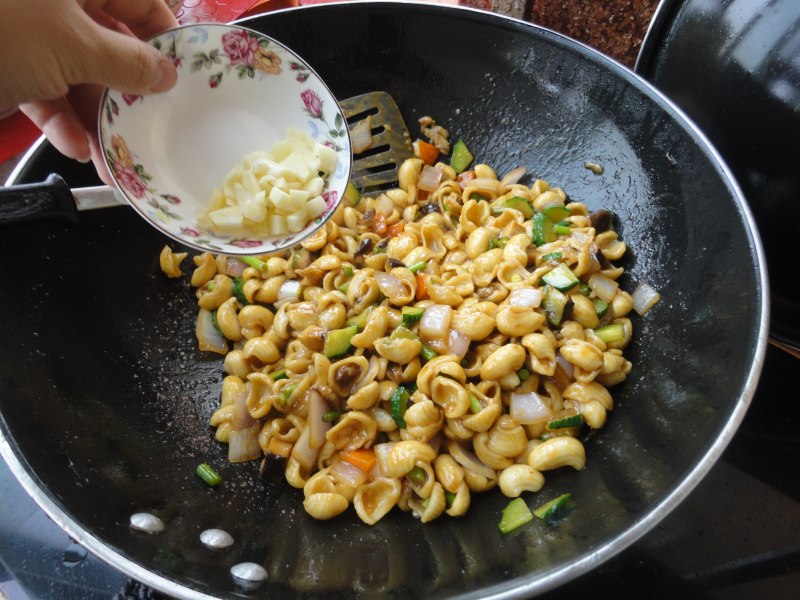 Steps for Making Assorted Stir-Fried Cat's Ears