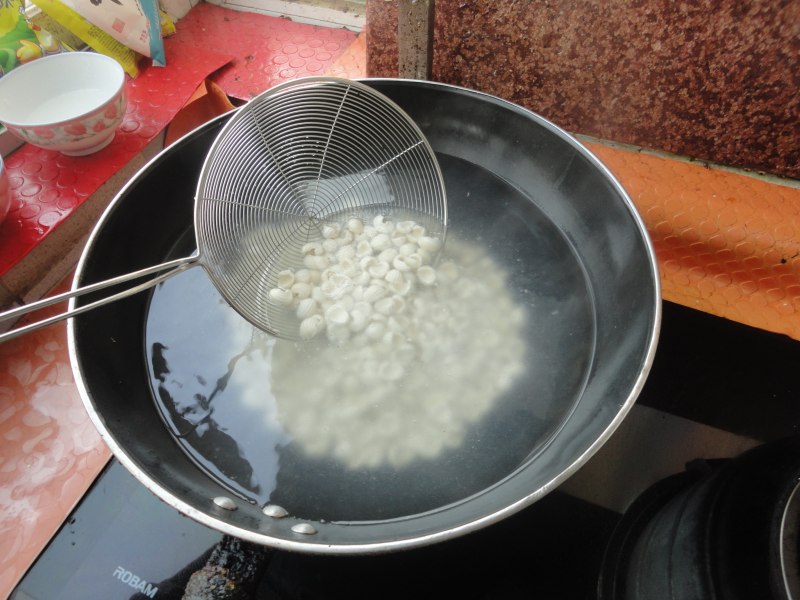 Steps for Making Assorted Stir-Fried Cat's Ears