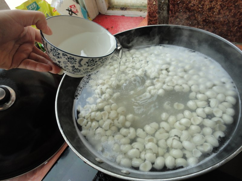 Steps for Making Assorted Stir-Fried Cat's Ears