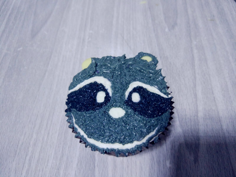 Steps for Making Raccoon Painted 3D Cake