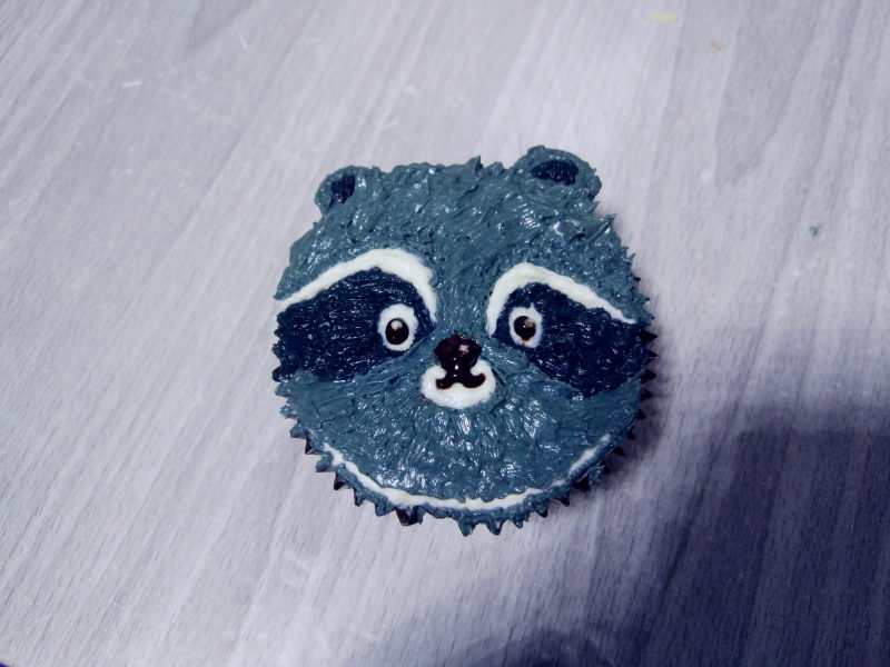 Steps for Making Raccoon Painted 3D Cake