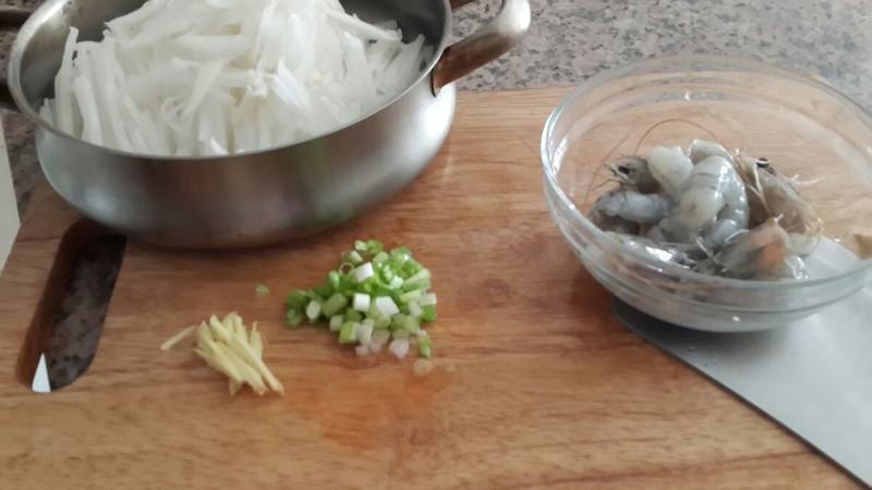 Steps for Cooking Clear Lung Shrimp and Radish Soup