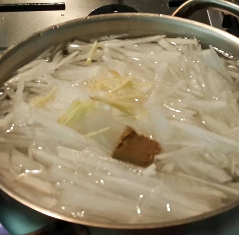 Steps for Cooking Clear Lung Shrimp and Radish Soup