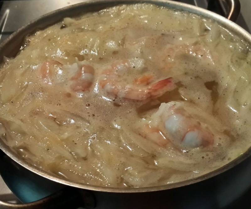 Steps for Cooking Clear Lung Shrimp and Radish Soup