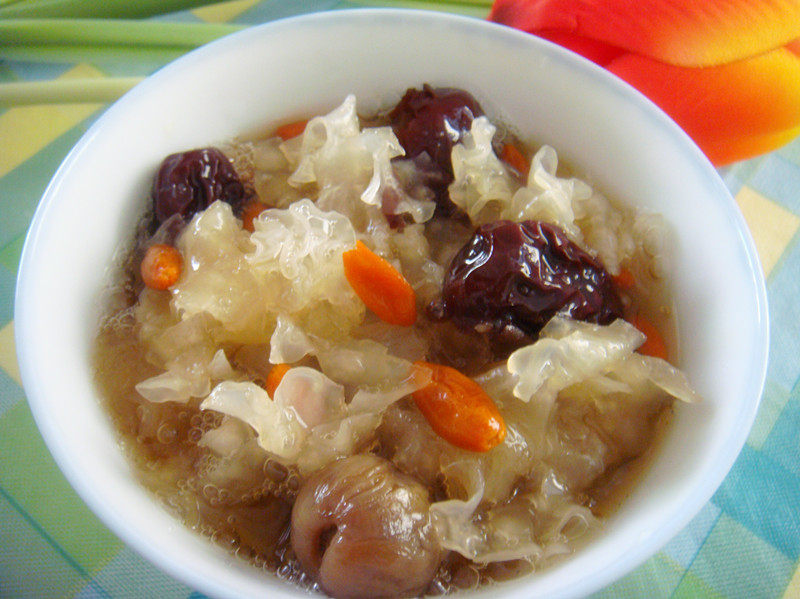 Rice Cooker Silver Ear with Longan, Red Dates, and Goji Berry Soup