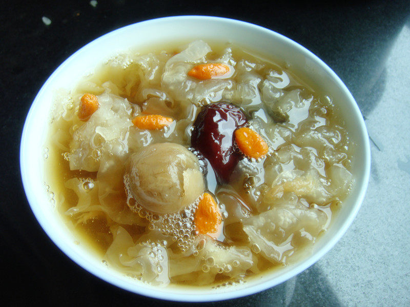 Rice Cooker Silver Ear with Longan, Red Dates, and Goji Berry Soup