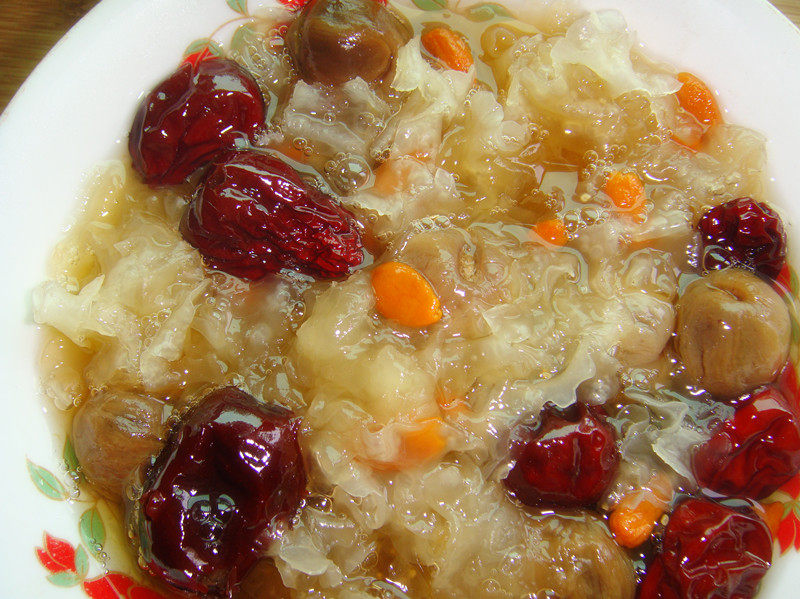 Rice Cooker Silver Ear with Longan, Red Dates, and Goji Berry Soup