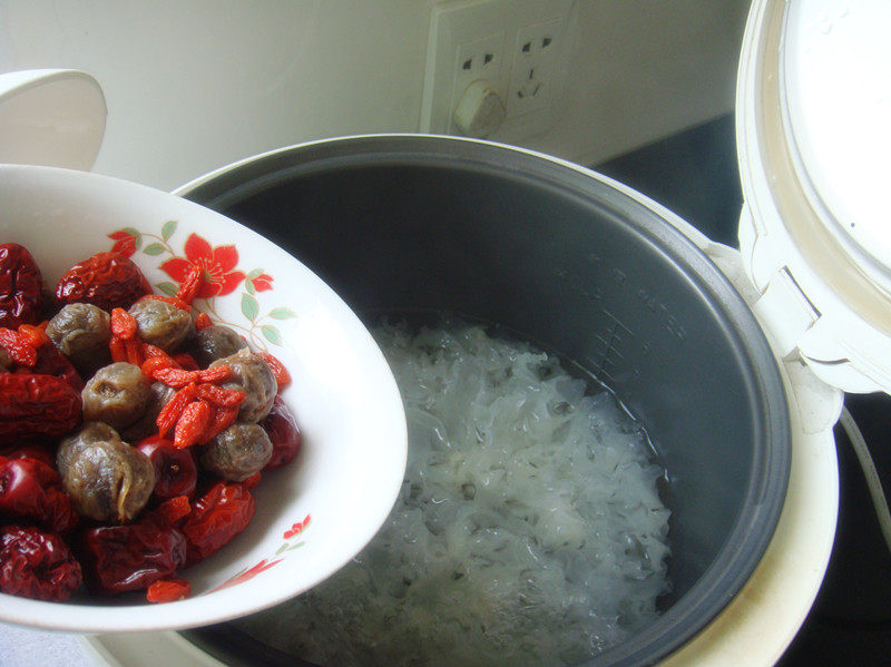 Step-by-Step Cooking Instructions for Rice Cooker Silver Ear with Longan, Red Dates, and Goji Berry Soup