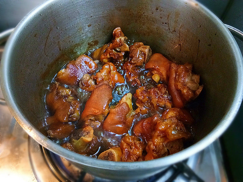 Steps for Cooking Beer-Braised Pig's Trotters