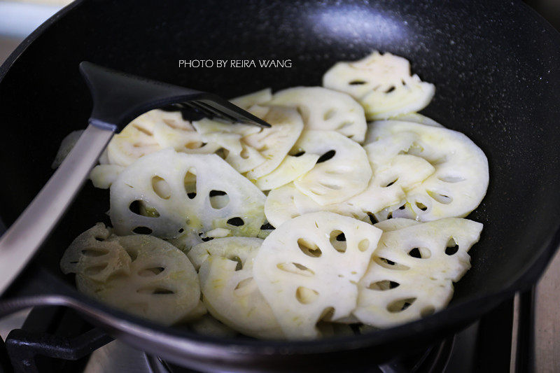 Steps to make Plum Lotus Root Slices