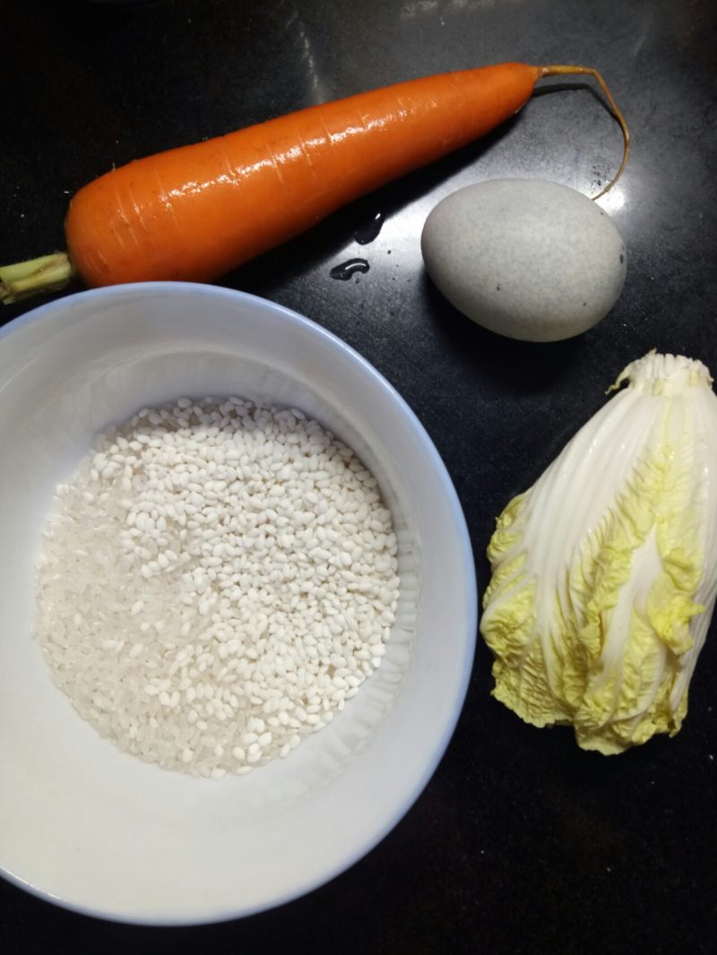 Steps for Making Carrot Lean Pork Congee with Preserved Egg