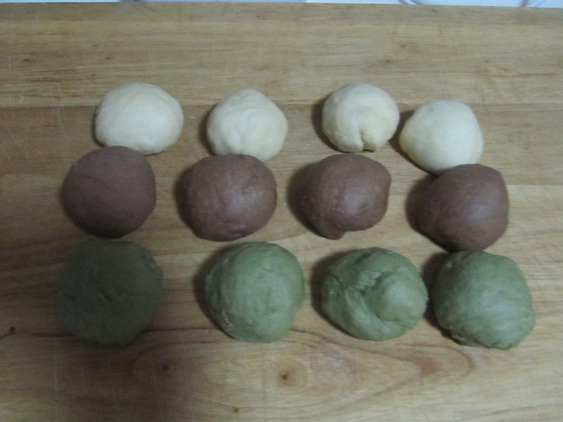 Steps for making three-color bread