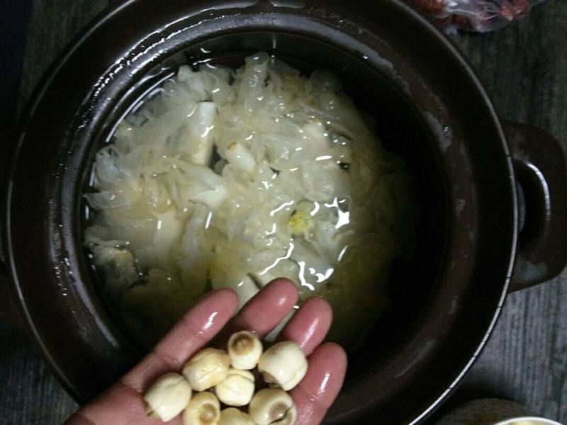 Steps for Making Snow Pear and Tremella Sweet Soup