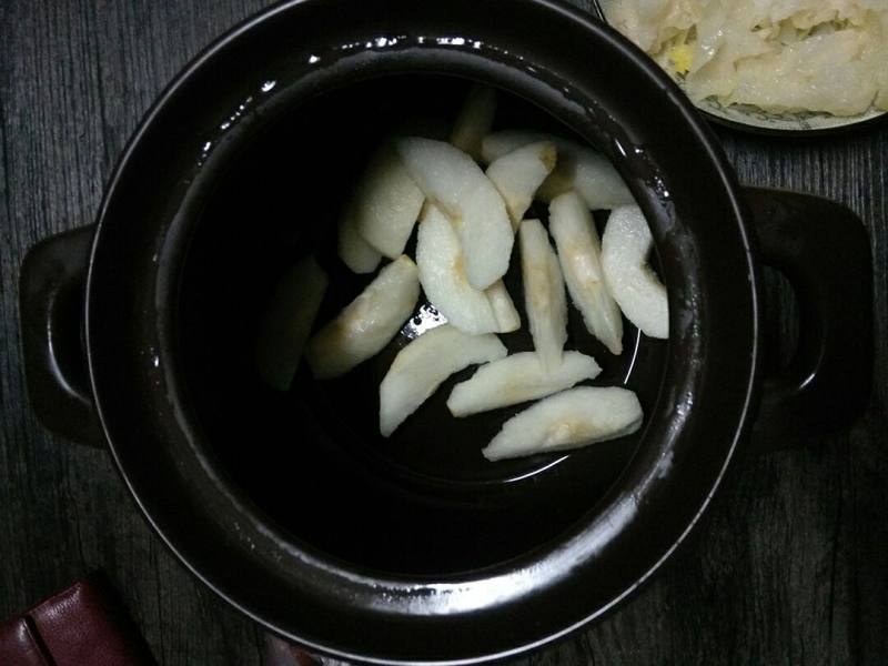 Steps for Making Snow Pear and Tremella Sweet Soup