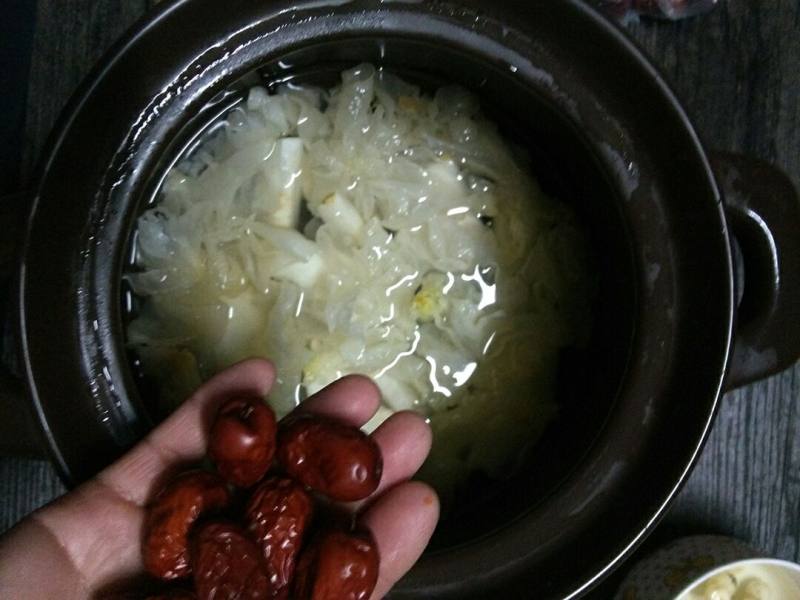 Steps for Making Snow Pear and Tremella Sweet Soup