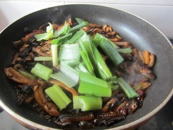 Steps for Cooking Stir-Fried Eel with Green Onions