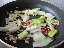 Steps for Cooking Stir-Fried Eel with Green Onions