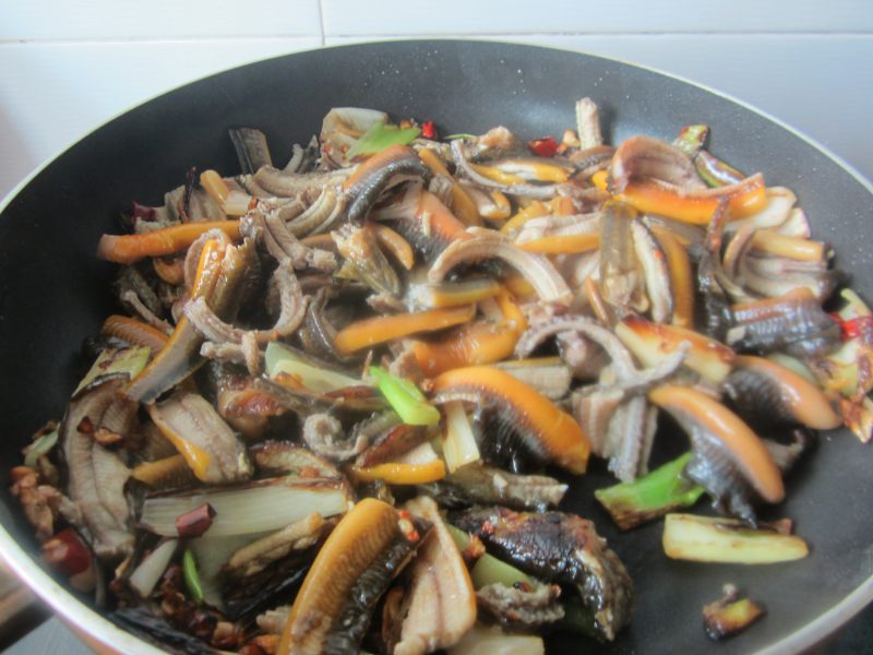 Steps for Cooking Stir-Fried Eel with Green Onions