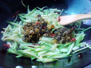 Steps for Stir-Fried Yunnan Squash with Pickled Vegetables