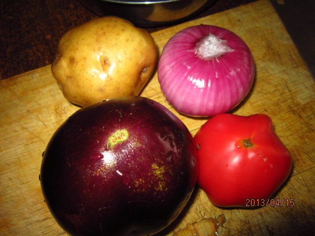 Steps for Cooking Eggplant Slices in Tomato Sauce