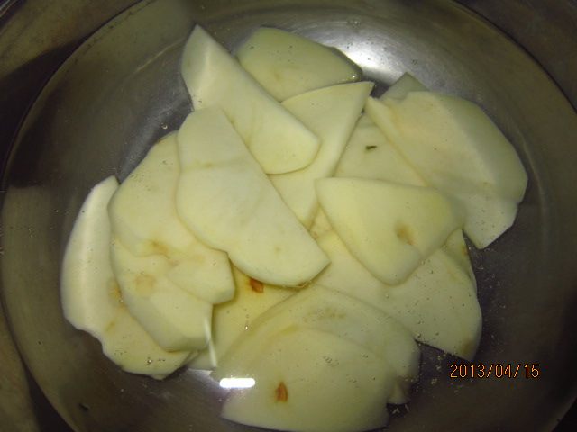 Steps for Cooking Eggplant Slices in Tomato Sauce