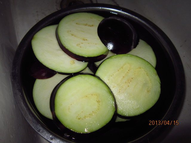 Steps for Cooking Eggplant Slices in Tomato Sauce