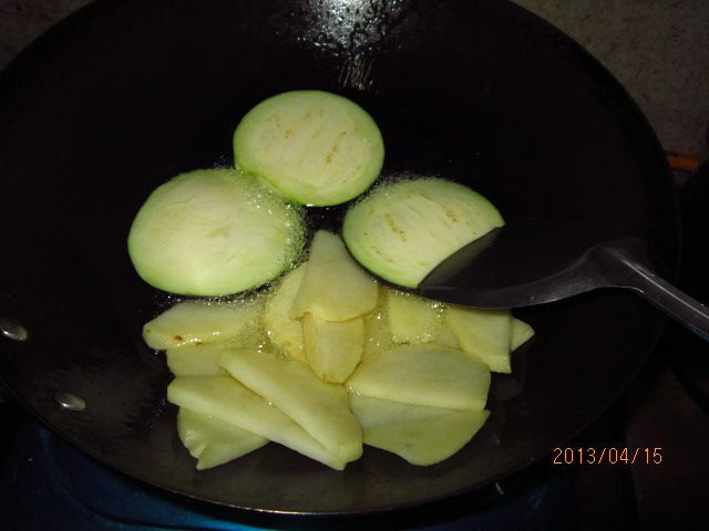 Steps for Cooking Eggplant Slices in Tomato Sauce