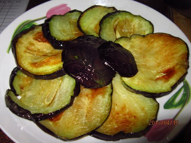 Steps for Cooking Eggplant Slices in Tomato Sauce