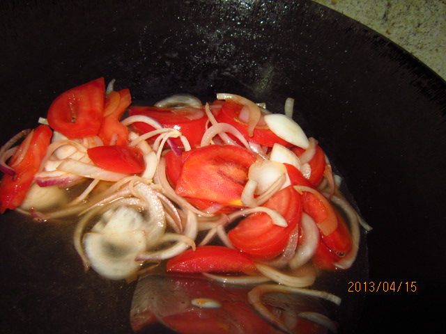 Steps for Cooking Eggplant Slices in Tomato Sauce