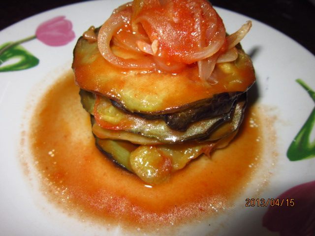 Steps for Cooking Eggplant Slices in Tomato Sauce