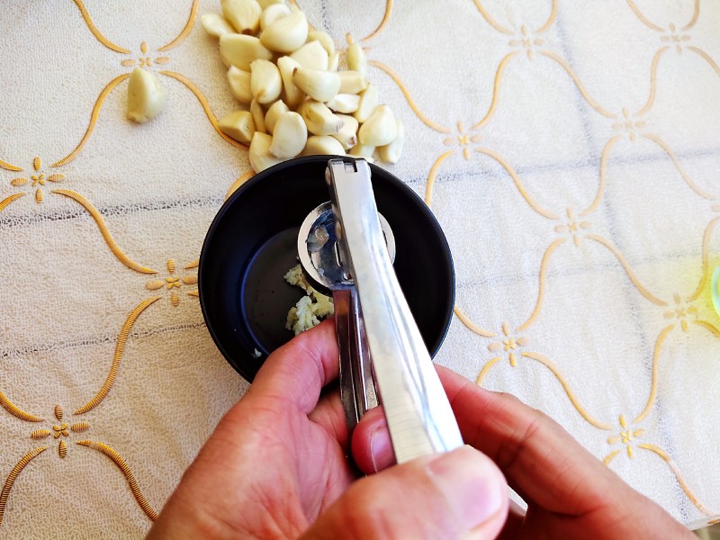 Steps for making Garlic Enoki Mushrooms