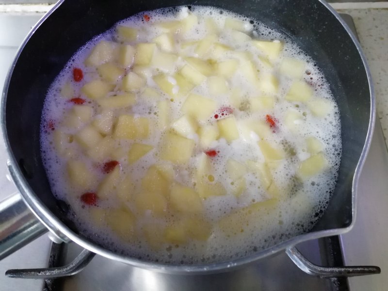 Steps for making Laozao Apple Rice Cake Soup