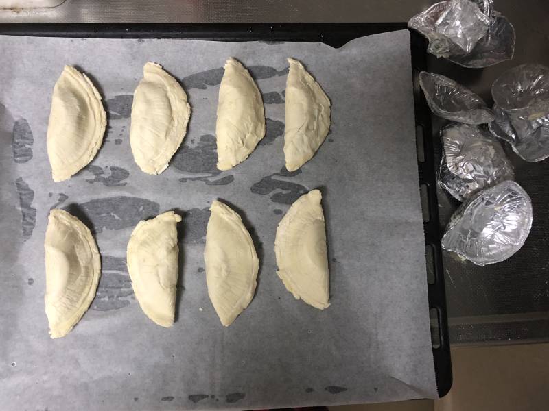 Steps for Making Red Bean Pastry with Crispy Crust