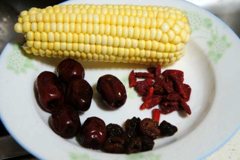 Steps for Making Tender Corn with Goji Berries and Red Dates Congee