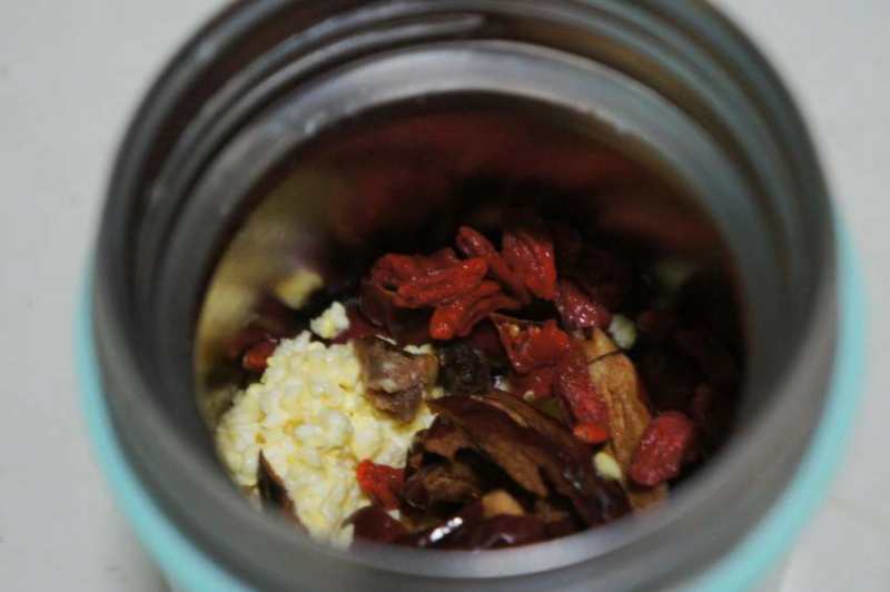 Steps for Making Tender Corn with Goji Berries and Red Dates Congee