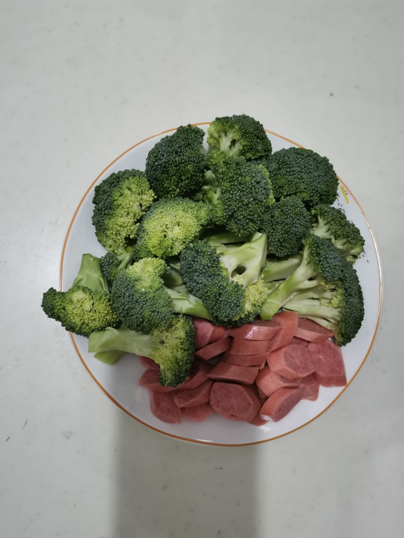 Steps for Making Broccoli Stir-Fried Hot Dogs