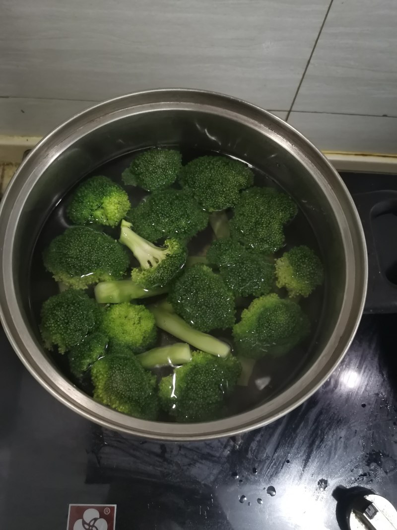 Steps for Making Broccoli Stir-Fried Hot Dogs