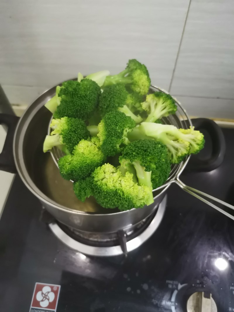 Steps for Making Broccoli Stir-Fried Hot Dogs