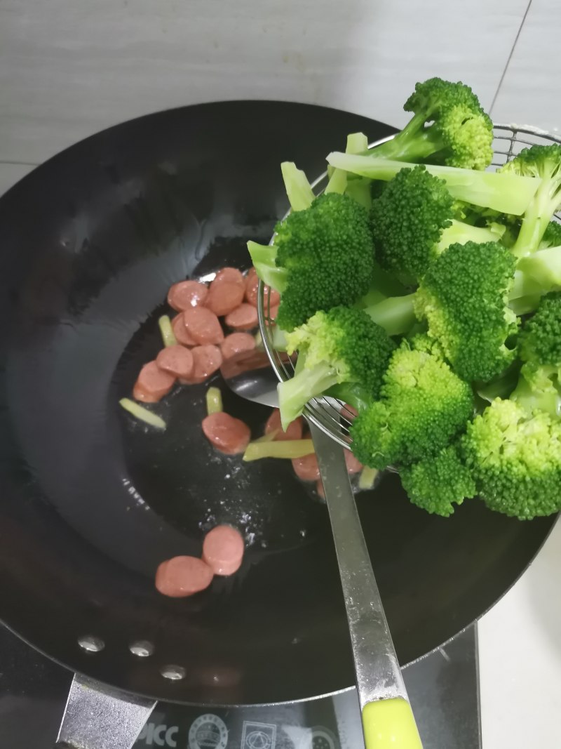 Steps for Making Broccoli Stir-Fried Hot Dogs