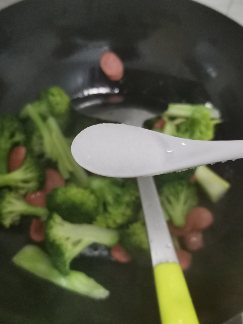 Steps for Making Broccoli Stir-Fried Hot Dogs