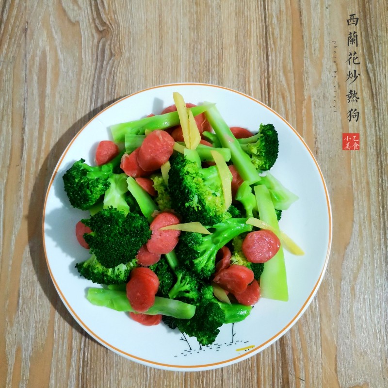 Steps for Making Broccoli Stir-Fried Hot Dogs