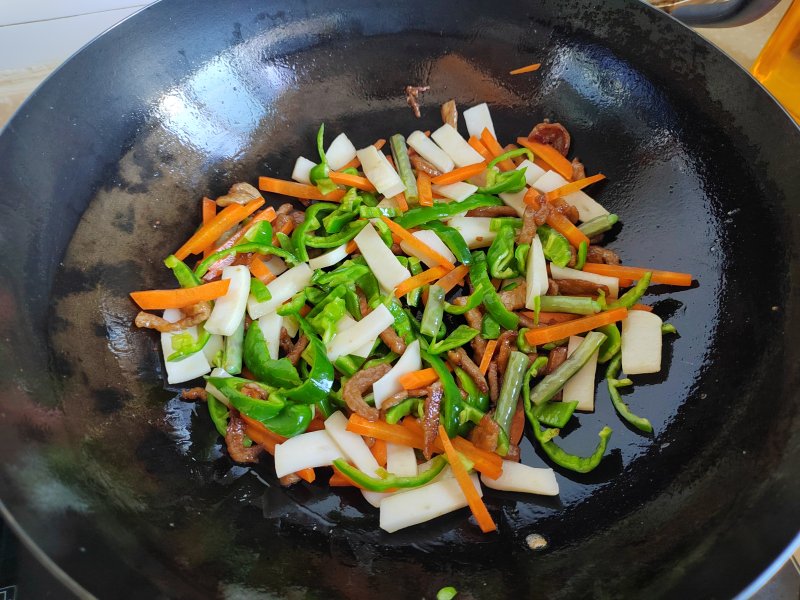 Steps for Stir-Fried Rice Cake with Green Pepper and Shredded Pork
