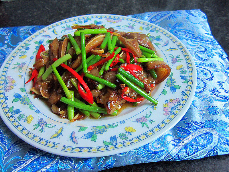 Stir-Fried Pig Ears with Garlic Sprouts