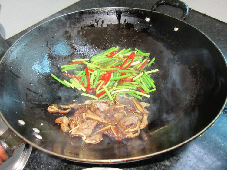 Step-by-Step Instructions for Stir-Fried Pig Ears with Garlic Sprouts