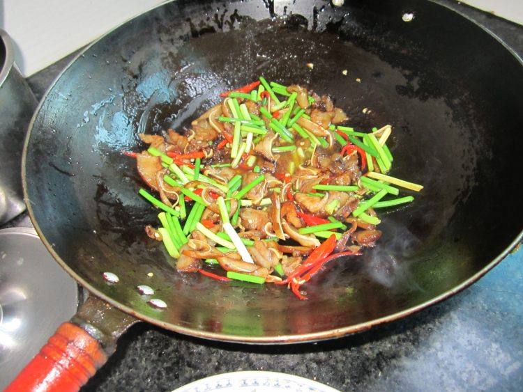 Step-by-Step Instructions for Stir-Fried Pig Ears with Garlic Sprouts