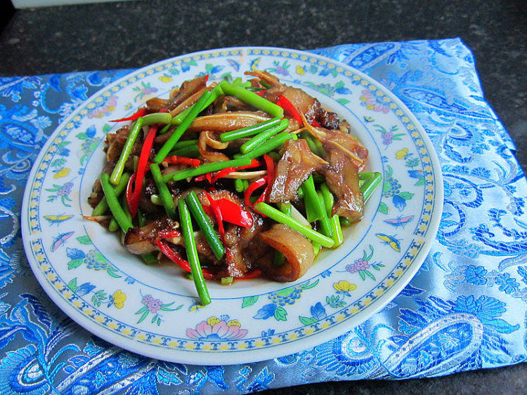 Step-by-Step Instructions for Stir-Fried Pig Ears with Garlic Sprouts