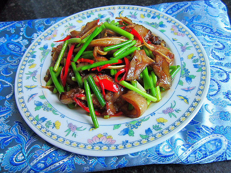 Stir-Fried Pig Ears with Garlic Sprouts